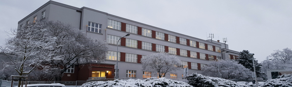 Budova školy v zimě